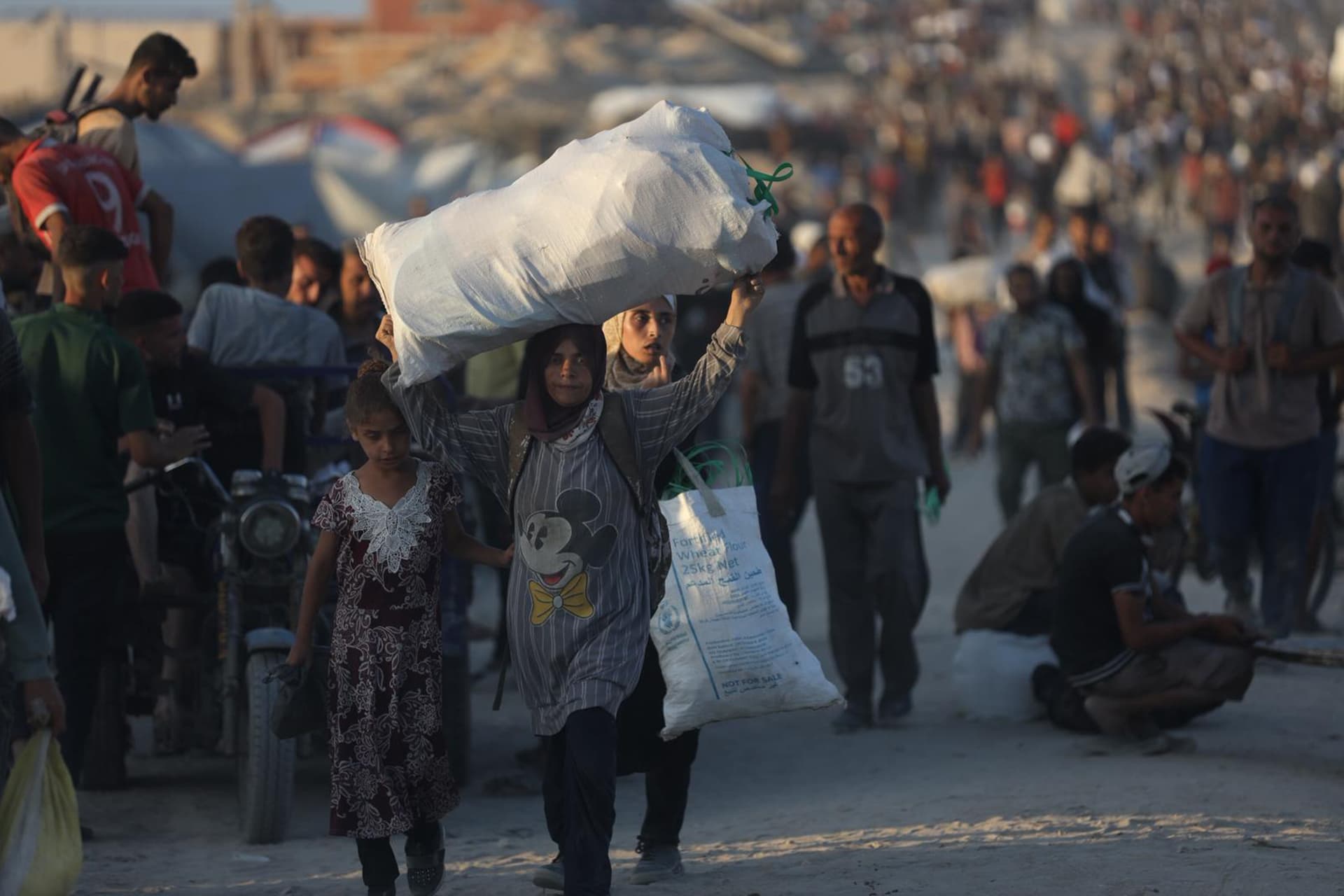 تراجع المساعدات الدولية لغزة بعد وقف النار يفاقم الأزمة الإنسانية